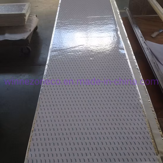 Pannello isolante con pannello isolante sottovuoto con nucleo in fibra di vetro